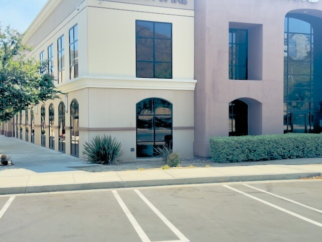 31569 Canyon Estates Dr, Lake Elsinore, CA à vendre - Photo du bâtiment - Image 3 de 16