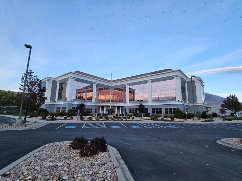 727 E Utah Valley, American Fork, UT à louer - Photo du bâtiment - Image 2 de 5