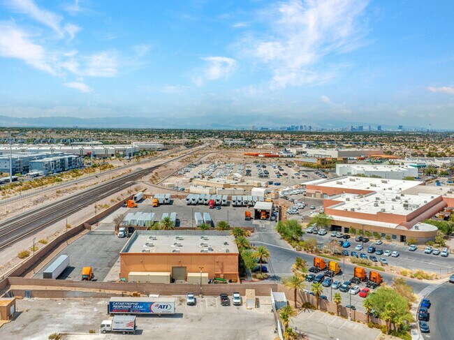 Plus de détails pour 60 Corporate Park Dr, Henderson, NV - Industriel à louer