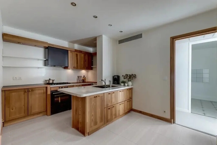 6 Bis Rue Emile Allez, Paris for lease - Interior Photo - Image 3 of 6