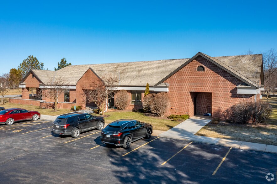 13805 W Burleigh Rd, Brookfield, WI à louer - Photo du bâtiment - Image 2 de 4