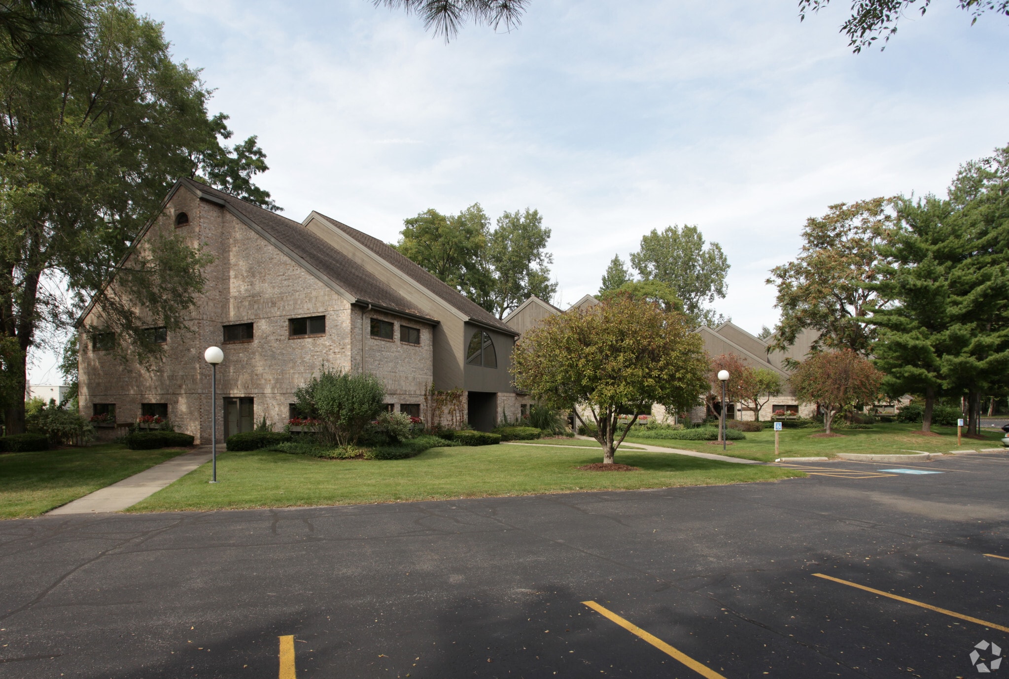 228-246 Waterfall Dr, Elkhart, IN for lease Primary Photo- Image 1 of 25