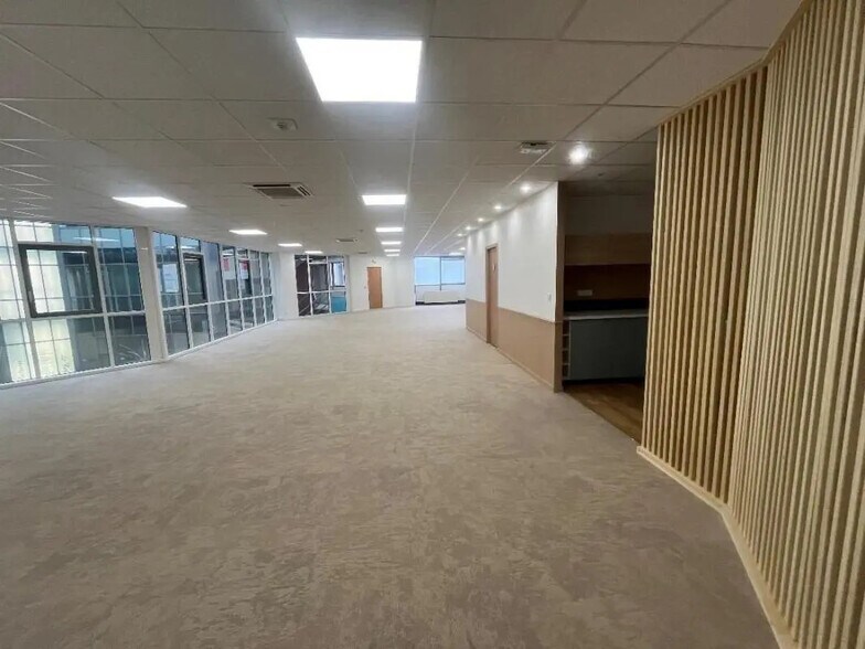 Office in Lieusaint for lease - Building Photo - Image 2 of 6