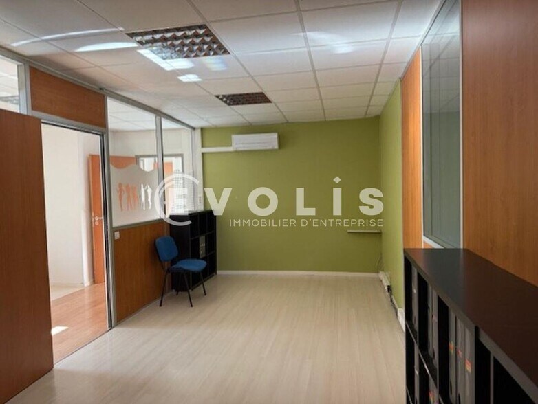 3 B Rue Irene Joliot Curie, Eybens for lease - Interior Photo - Image 3 of 7