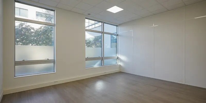 Bureau dans Saint-Ouen-sur-Seine à louer - Photo du bâtiment - Image 1 de 15