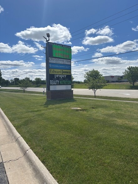 109 Show Place Dr, Rockford, IL for lease - Building Photo - Image 2 of 25