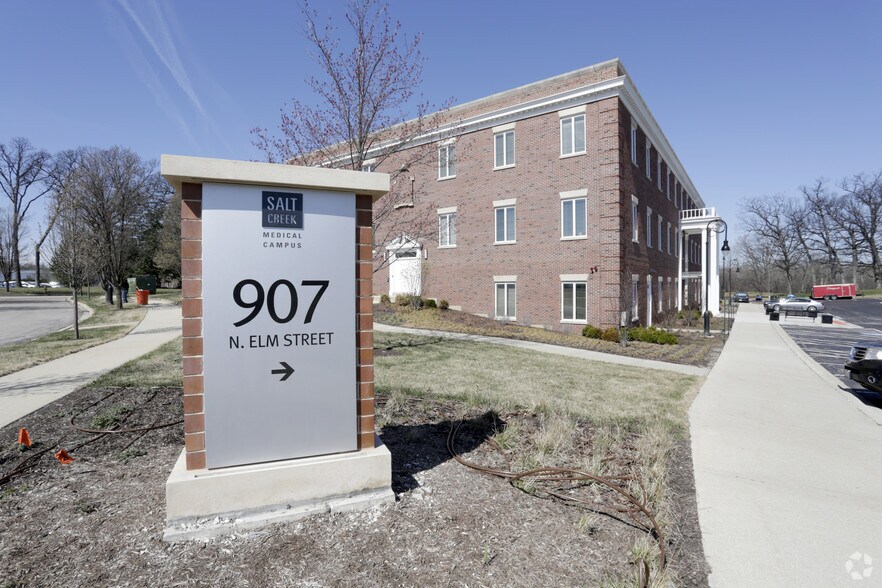 12 Salt Creek Ln, Hinsdale, IL à louer - Photo du bâtiment - Image 3 de 5