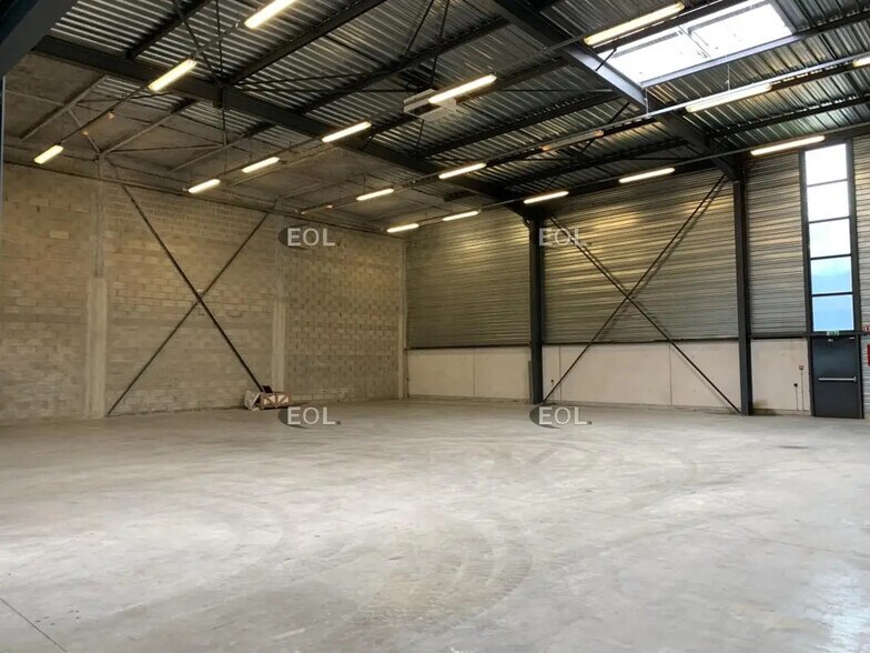 Flex in Taverny for lease - Interior Photo - Image 2 of 5