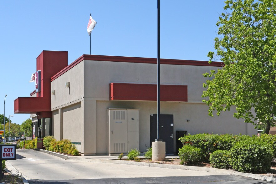 8008 N Cedar Ave, Fresno, CA à louer - Photo du bâtiment - Image 3 de 4