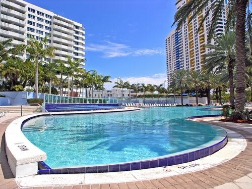 1500-1506 Bay Rd, Miami Beach, FL à louer - Photo du bâtiment - Image 3 de 30