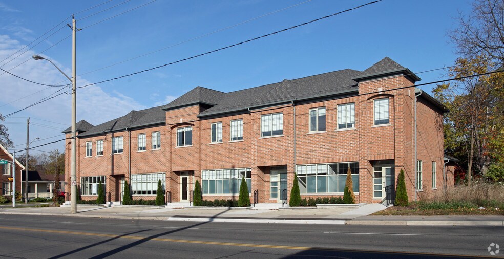 400 Dundas St E, Whitby, ON à louer - Photo du bâtiment - Image 3 de 4