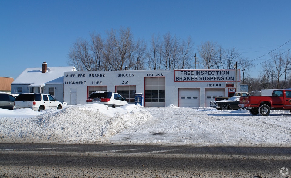 7007 S Cedar St, Lansing, MI for sale - Primary Photo - Image 1 of 3