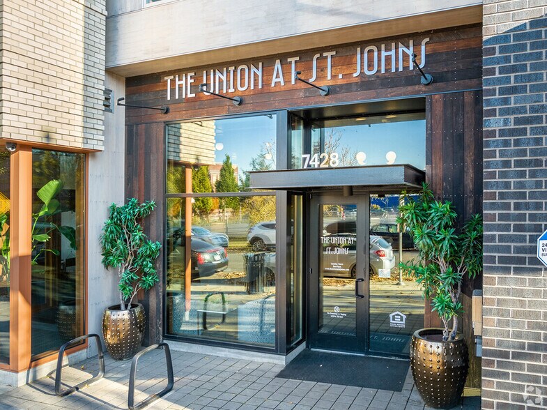 7428 N Charleston Ave, Portland, OR à louer - Photo du bâtiment - Image 2 de 23