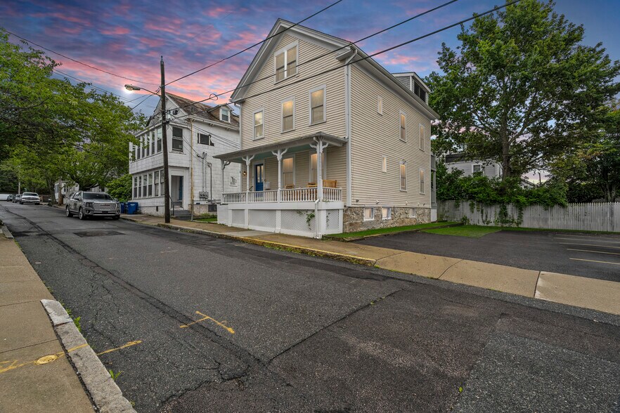 13 Dean Ave, Newport, RI à vendre - Photo du bâtiment - Image 1 de 39