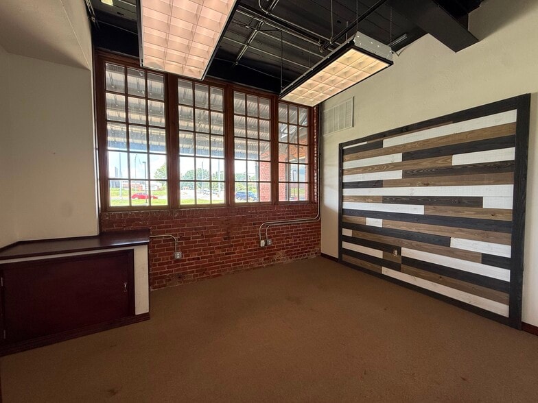 601 N National Ave, Springfield, MO for lease - Interior Photo - Image 3 of 18