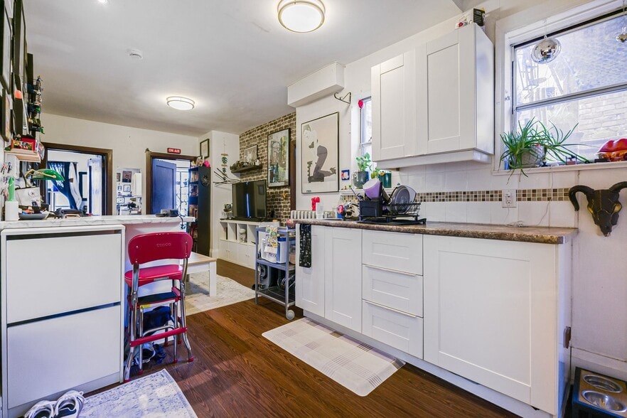 3097 Dundas St, Toronto, ON for sale - Interior Photo - Image 3 of 9