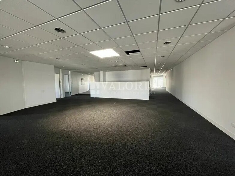 17 Avenue Général De Gaulle, Champagne-au-Mont-d'Or for lease - Interior Photo - Image 3 of 13