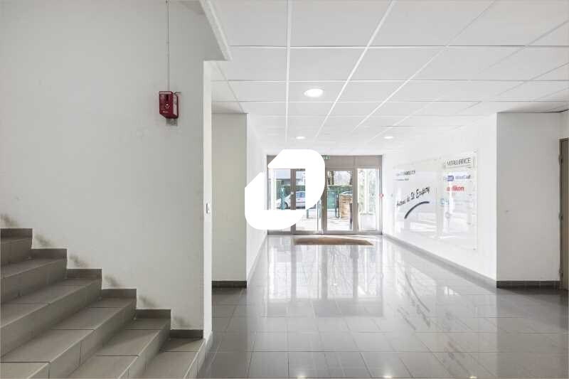 9 Rue Maryse Bastié, Bron for lease - Interior Photo - Image 3 of 6