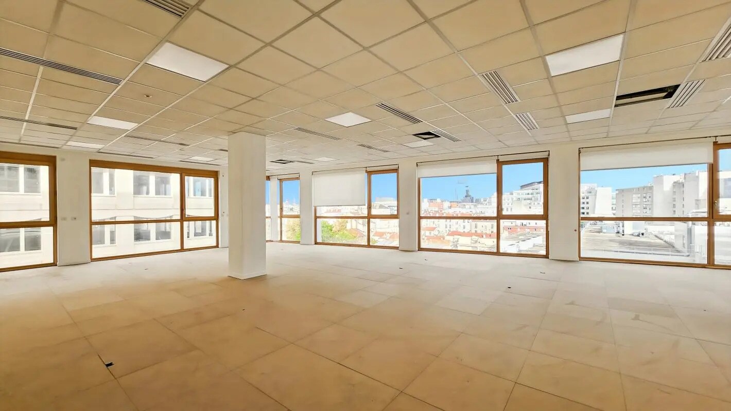 Office in Ivry-sur-Seine for lease Building Photo- Image 1 of 10