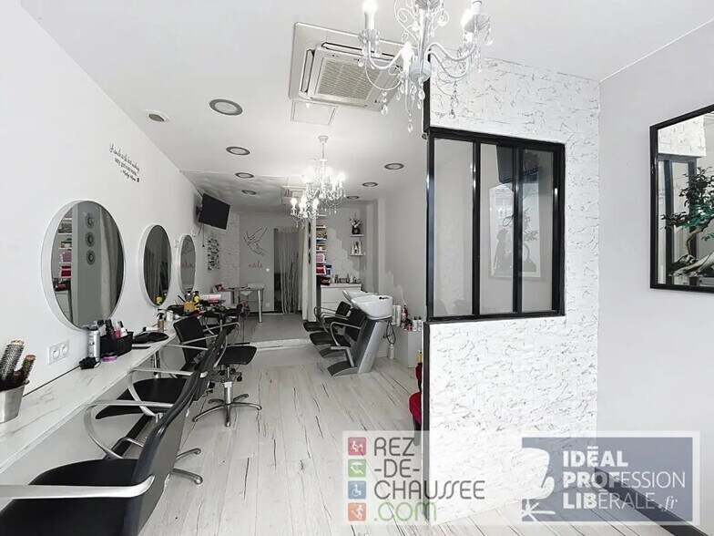 Multifamily in Paris for sale - Interior Photo - Image 2 of 4