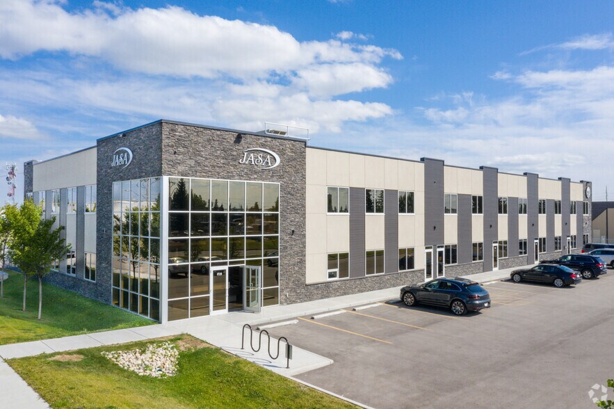 7910 42nd St SE, Calgary, AB à vendre - Photo principale - Image 1 de 4