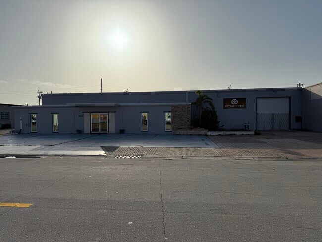 Plus de détails pour 917 15th Ave SE, Cape Coral, FL - Industriel à louer