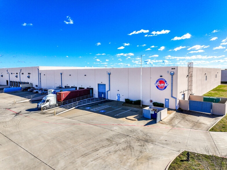 303 Metro Dr, Terrell, TX for lease - Building Photo - Image 3 of 8