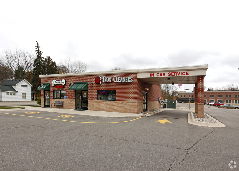 Bueche Shopping Center portfolio of 3 properties for sale on LoopNet.ca - Primary Photo - Image 3 of 3