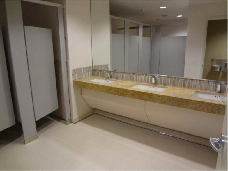 1577 E Chevy Chase Dr, Glendale, CA à louer - Photo du bâtiment - Image 3 de 5
