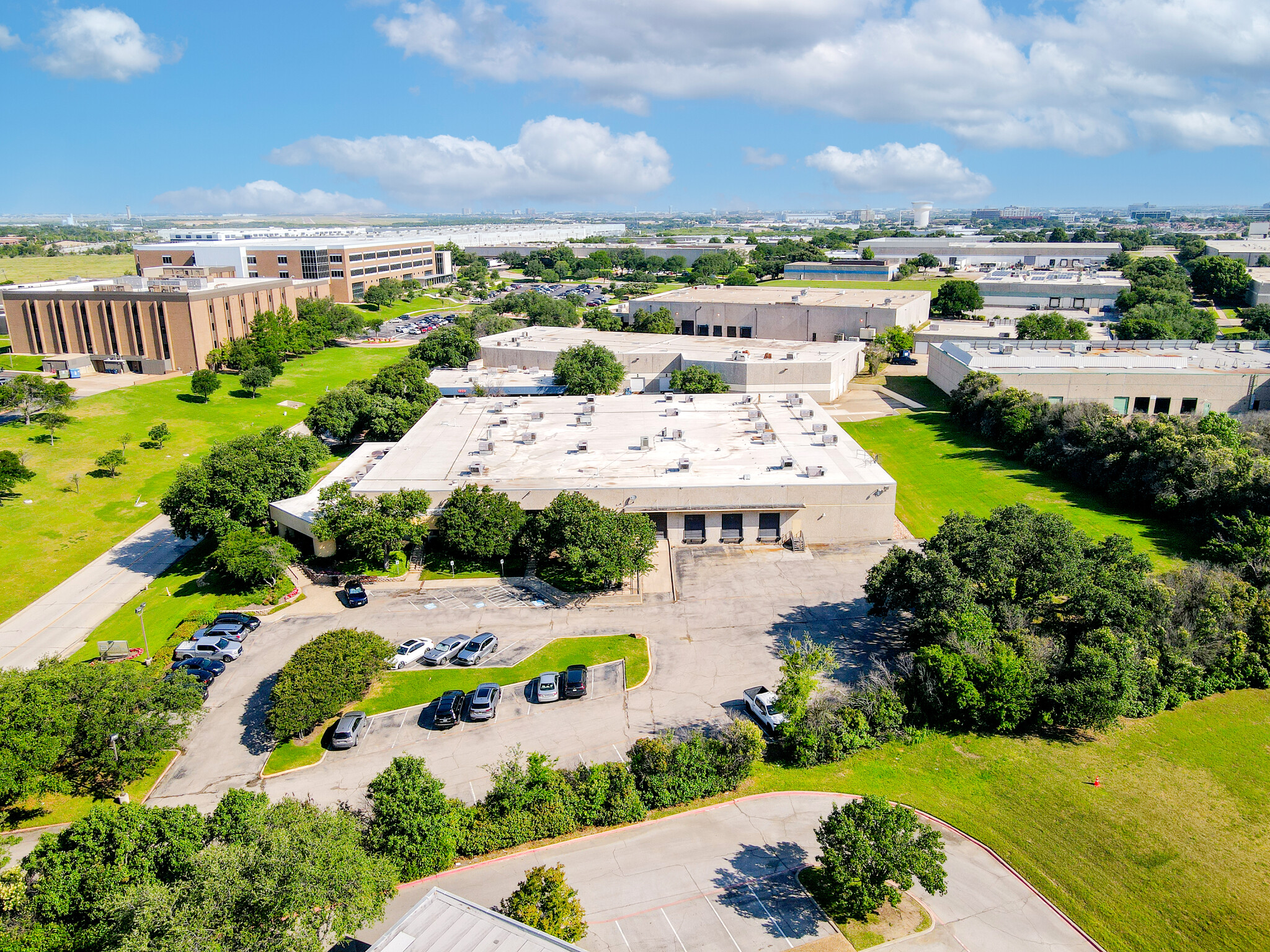 2000 Hurd Dr, Irving, TX à vendre Photo du bâtiment- Image 1 de 9