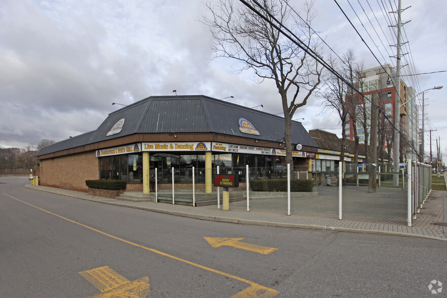 255 Dundas St W, Mississauga, ON à louer - Photo du bâtiment - Image 3 de 9