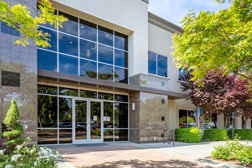 7555 N Palm Ave, Fresno, CA à louer - Photo du bâtiment - Image 3 de 6