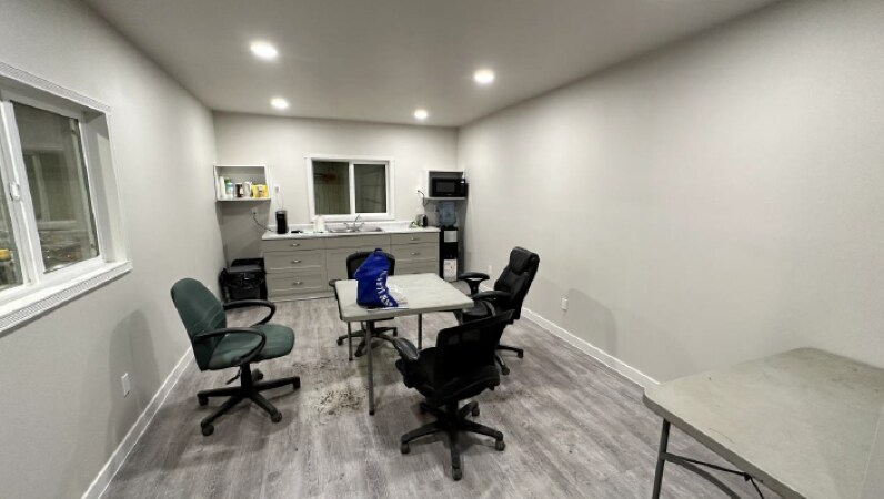 201 Kuusamo Dr, Red Deer County, AB à louer - Photo du bâtiment - Image 2 de 10