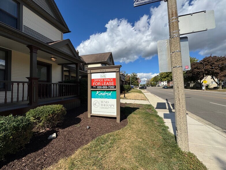 121 N Washington St, Naperville, IL à louer - Photo du bâtiment - Image 1 de 12