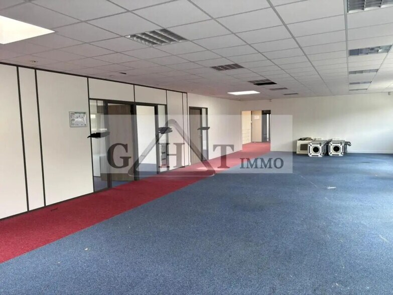 Office in Buc for lease - Building Photo - Image 2 of 3