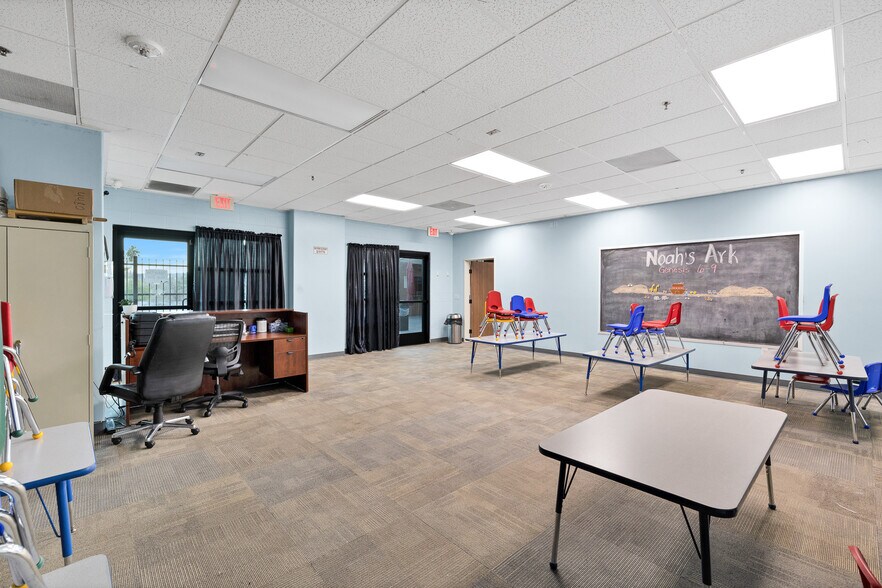 17180 Soledad Canyon Rd, Canyon Country, CA à vendre - Photo intérieure - Image 2 de 20