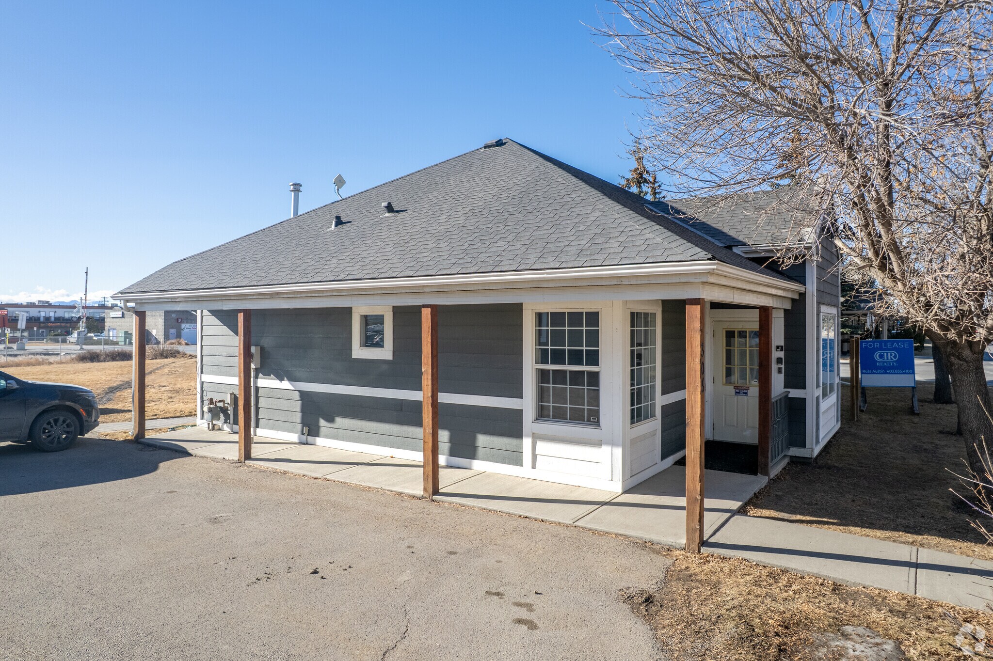 305 1st St E, Cochrane, AB à louer Photo du bâtiment- Image 1 de 3