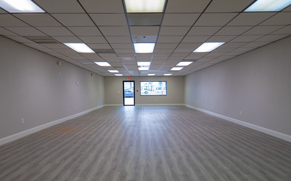 190 Patricia Ave, Dunedin, FL à louer - Photo du bâtiment - Image 2 de 10