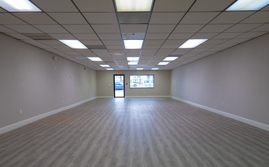 190 Patricia Ave, Dunedin, FL à louer - Photo du bâtiment - Image 2 de 10