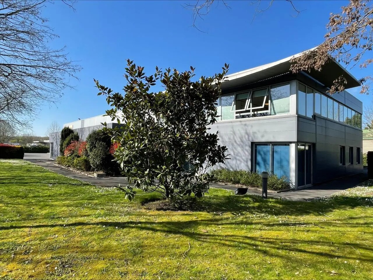 Local d'activités dans Le Plessis-Bouchard à vendre Photo du bâtiment- Image 1 de 18