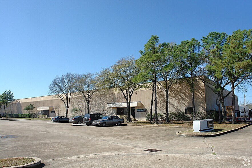 1751-1765 Stebbins Dr, Houston, TX à louer - Photo du bâtiment - Image 2 de 16