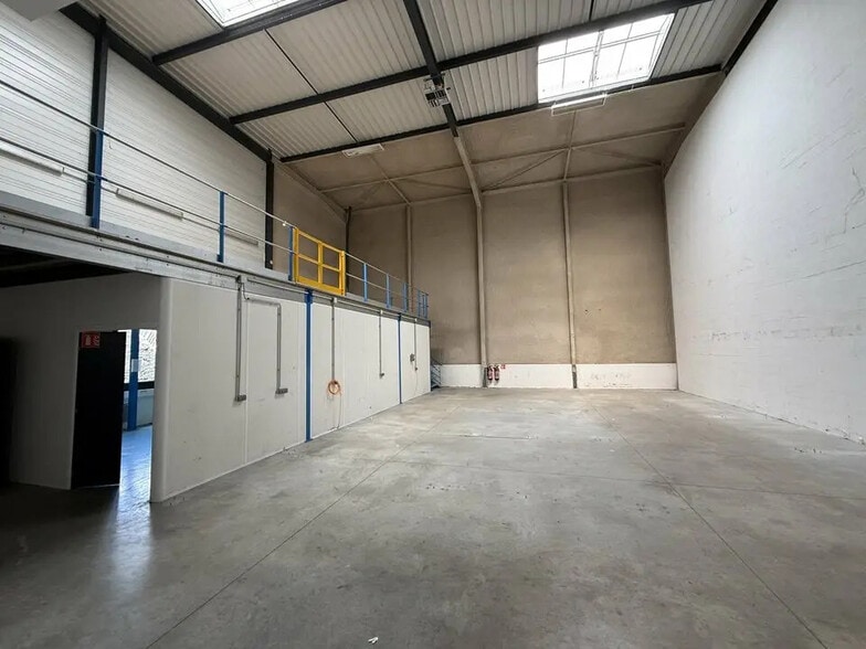 Flex in Saint-Denis for lease - Interior Photo - Image 3 of 14