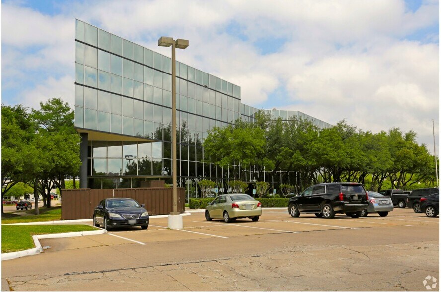 8600 Freeport Pky, Irving, TX à louer - Photo du bâtiment - Image 3 de 8