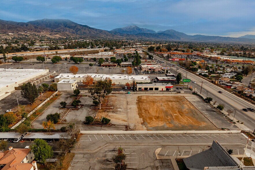 1888 E Highland Ave, San Bernardino, CA à vendre - Photo du bâtiment - Image 3 de 4