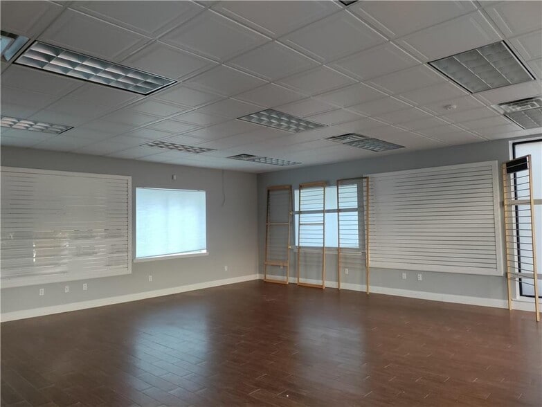 2266 McDonald Ave, Brooklyn, NY for lease - Interior Photo - Image 2 of 6