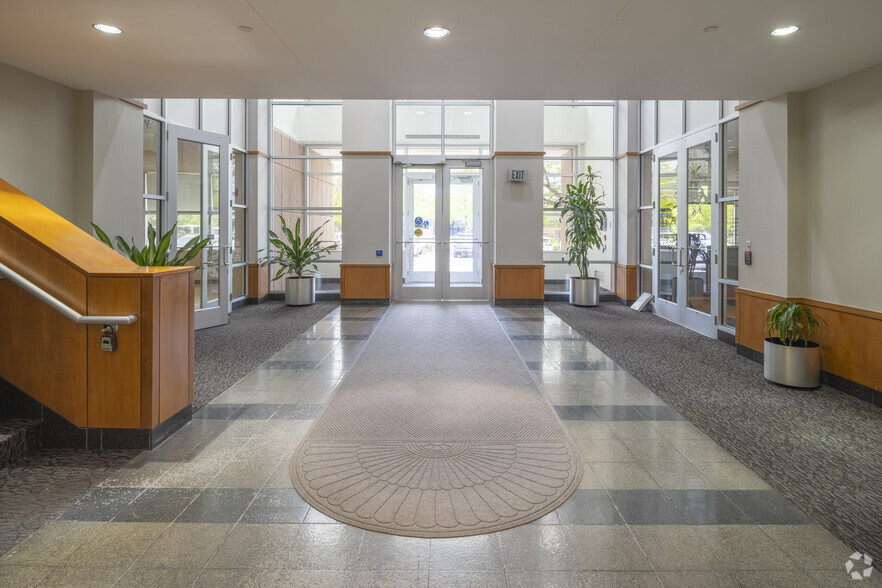 7447 E Berry Ave, Greenwood Village, CO à louer - Hall d’entrée - Image 3 de 8