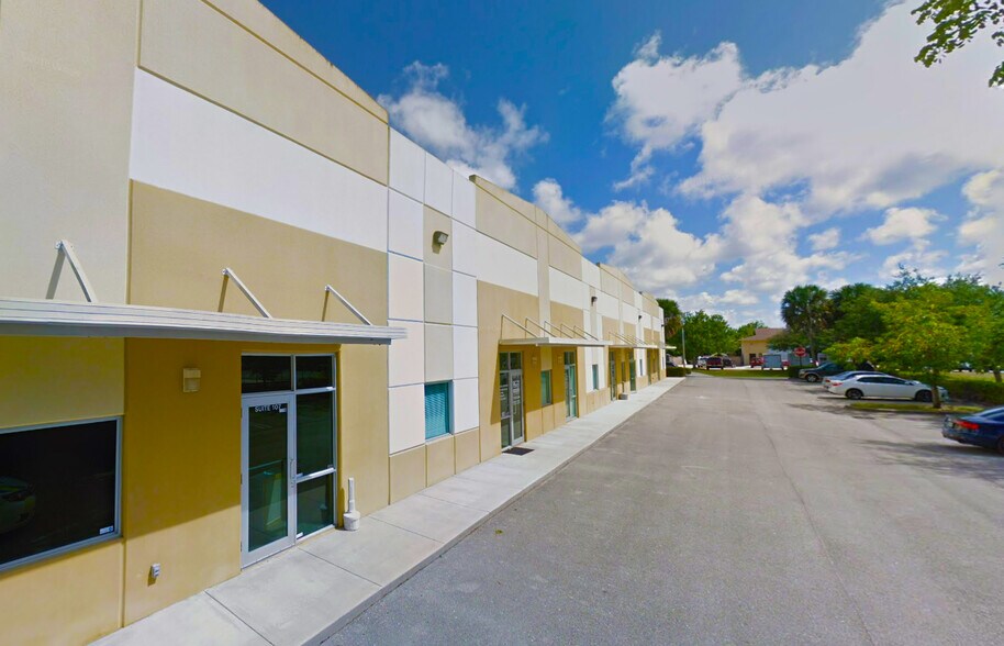 1669 SE South Niemeyer Cir, Port Saint Lucie, FL à louer - Photo du bâtiment - Image 3 de 4