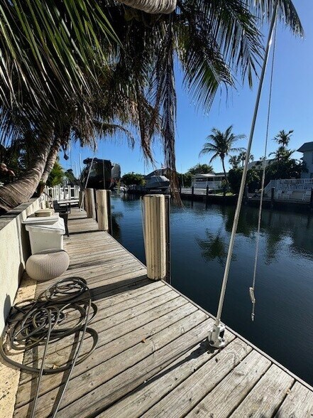 1361 NE 27th Way, Pompano Beach, FL à vendre - Photo du bâtiment - Image 2 de 8