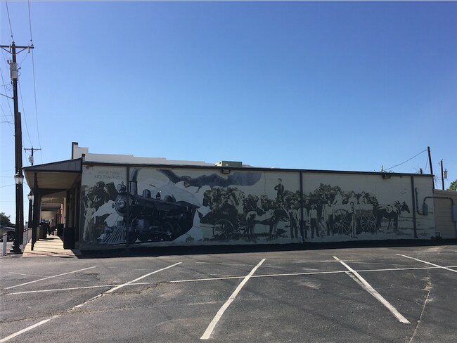 More details for 108 W McCart St, Krum, TX - Retail for Lease