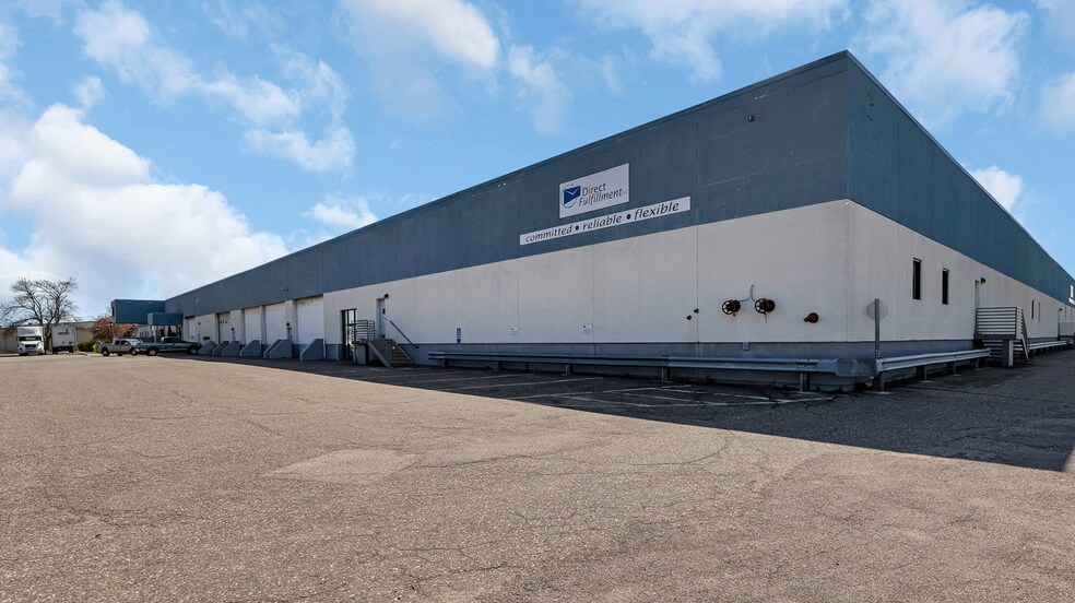 5 McLeland Rd, Saint Cloud, MN à louer - Photo du bâtiment - Image 1 de 14